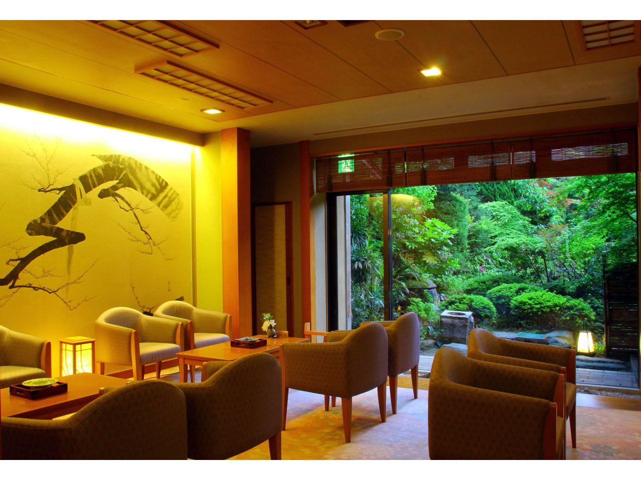 Ɨ΂ӂ뉀Ɉ͂܂ꂽVܗفBȓʂȎԂ\ĂB