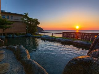伊豆 熱川温泉 創業90年の老舗温泉旅館 熱川館 の 天然温泉 源泉かけ流し の女性用露天風呂「四海波/碧天」