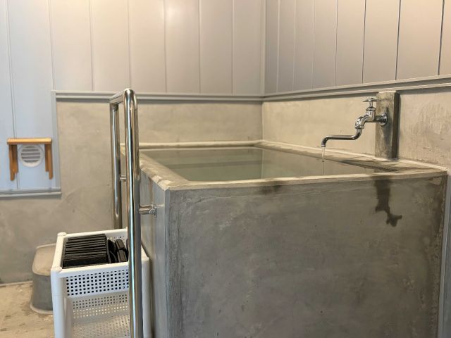 サウナ横には水風呂がございます