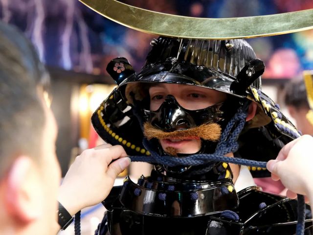 装着した途端、重厚な鎧の存在感とともに鏡には戦国武将の自分が出現します。