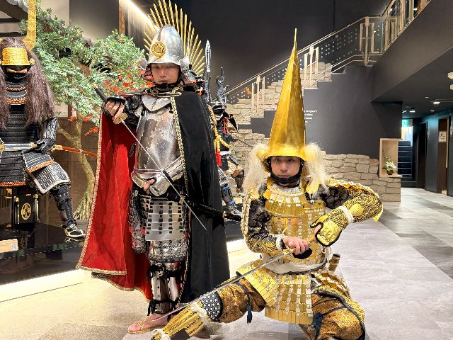造りこまれたセット前で写真撮影