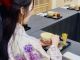 茶道の心を先生に聞いてからお茶を点てる体験ができます