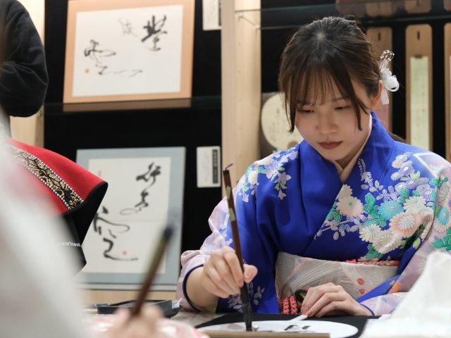 プロの指導による書道体験