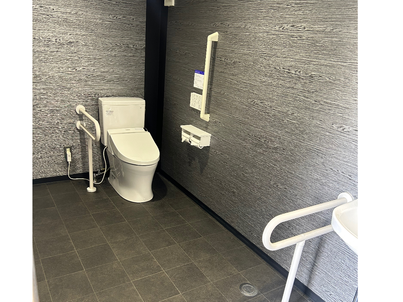 女性トイレ2ヶ所、男性トイレ3ヶ所、バリヤフリートイレ完備