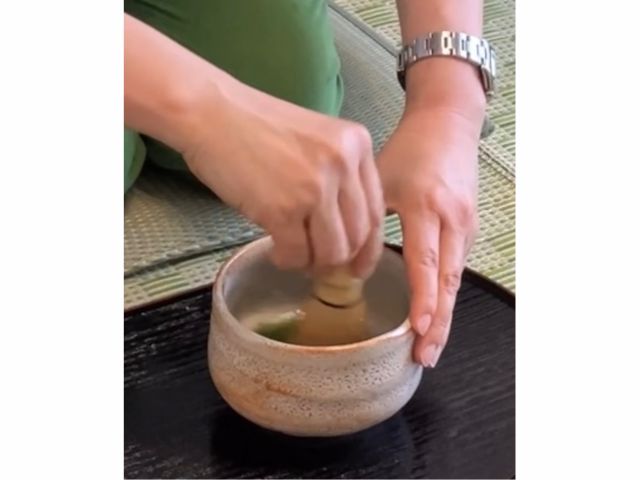 即興演奏の前にお抹茶を点てる事で、まずは心を鎮めリラックスしてもらいます。茶筅を振った時のシャカシャカする音は小気味好いですよ♪