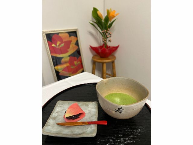 毎月変わる可愛らしい季節の上生菓子と一緒にご自分で点てたお抹茶をお召し上がり下さい