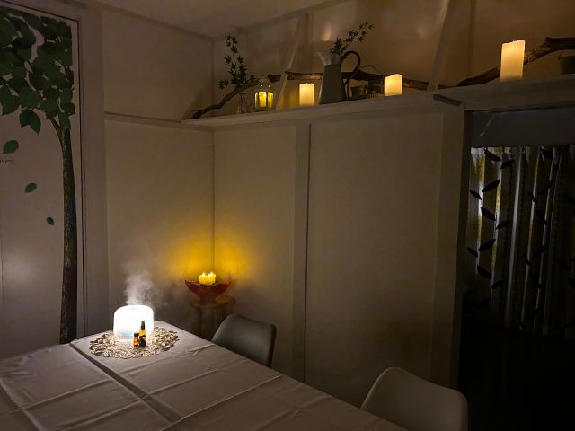 お抹茶体験後は、ガラリと雰囲気を変えて!! カーテンを閉めた薄暗い部屋の中、、、LEDキャンドルのやさしい灯りとアロマの香りに癒されます♪