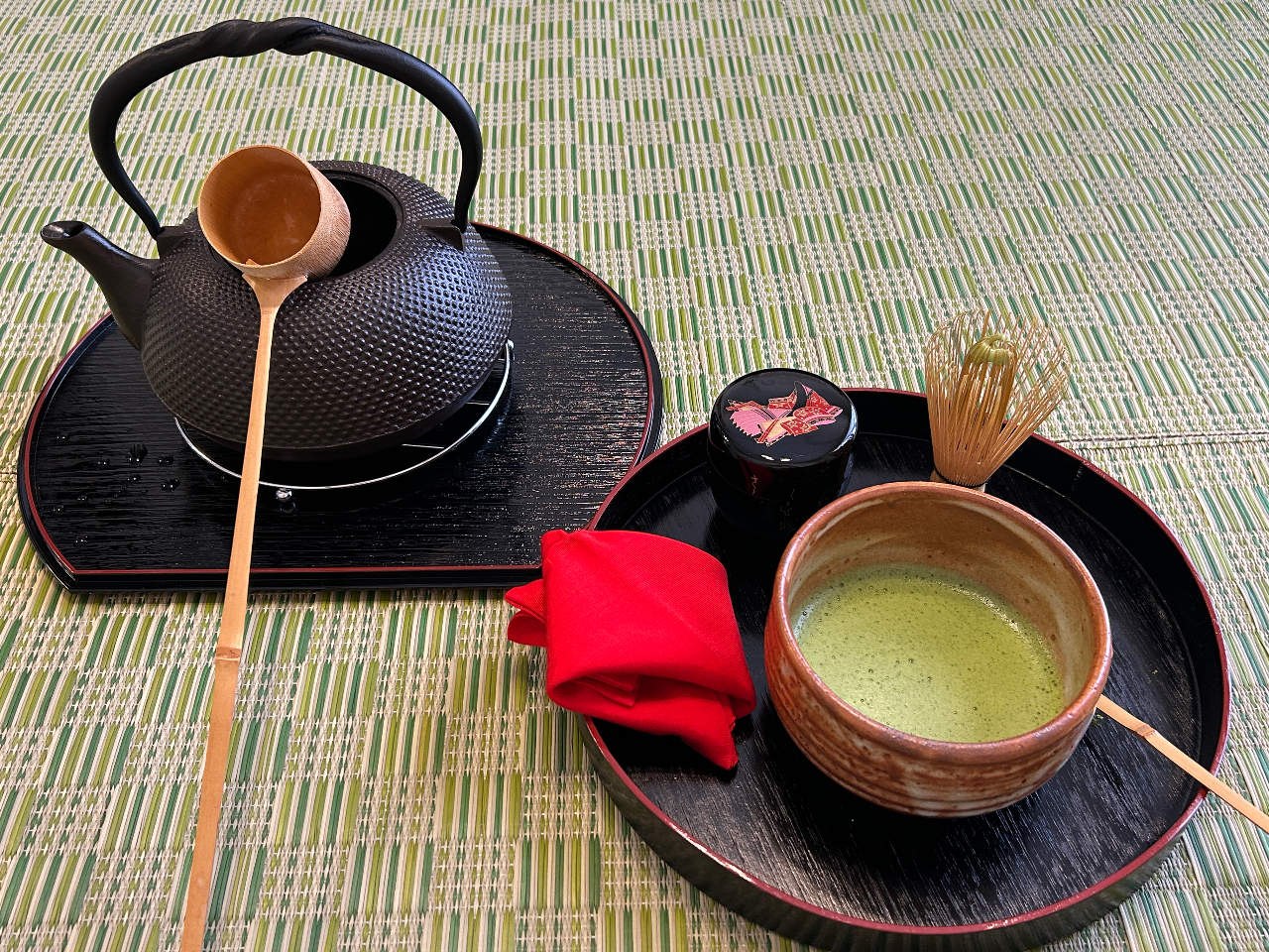 お抹茶にはアミノ酸の一種「テアニン」が豊富に含まれていて、脳内でα波を増やし、集中しながらもリラックスできる状態に導きます。