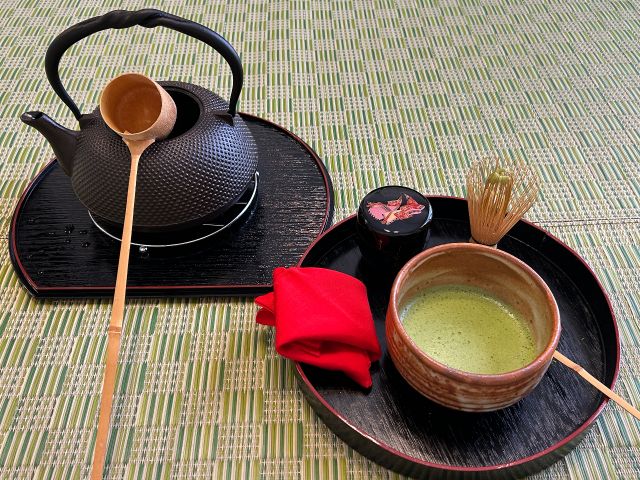 難しいお作法は省略した、気軽に楽しめるお抹茶体験です。