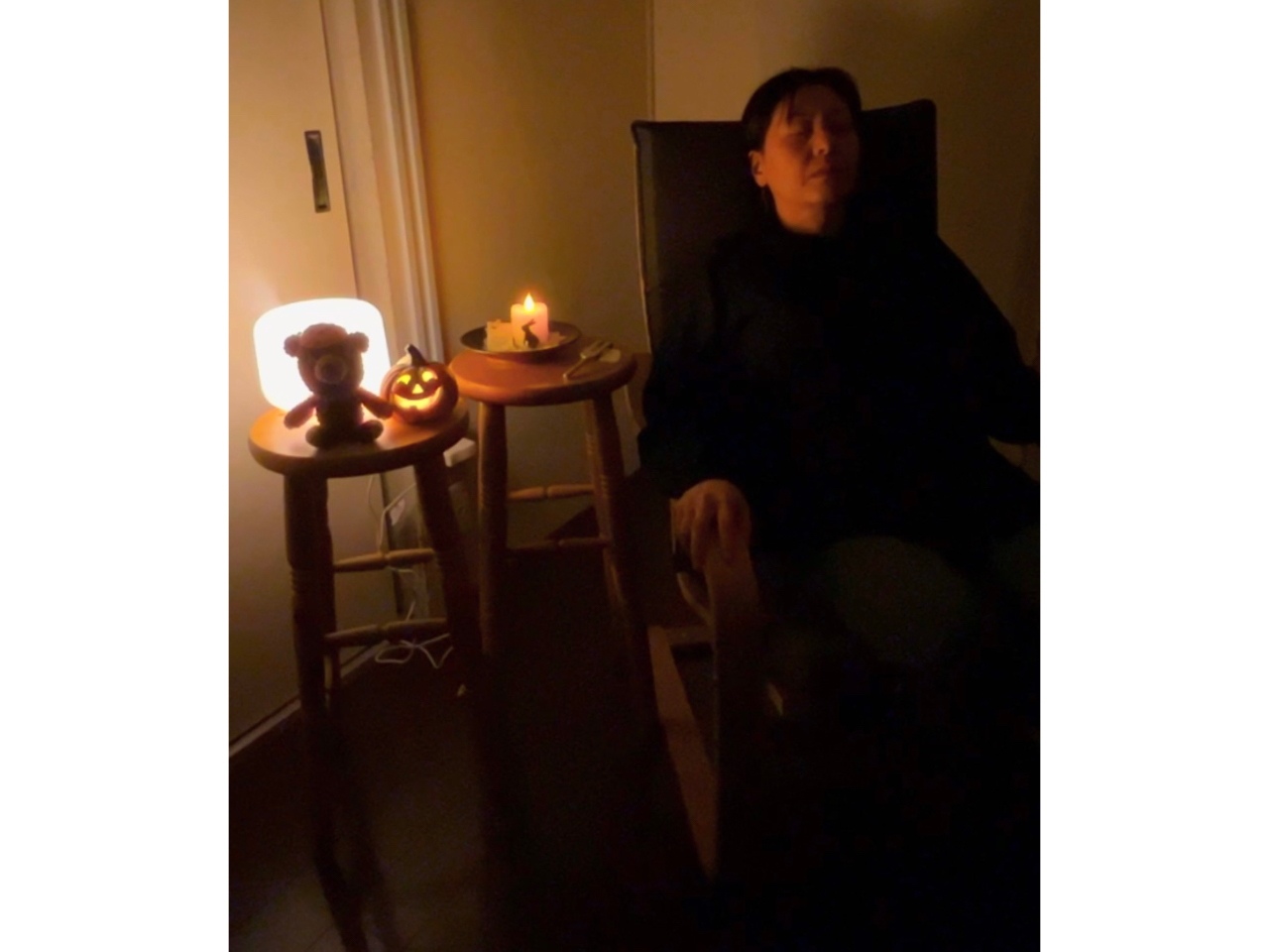 リクライニングチェアにゆったり座り、香りと灯りと音がゆるやかに重なって “自分を取り戻す時間”が始まります。