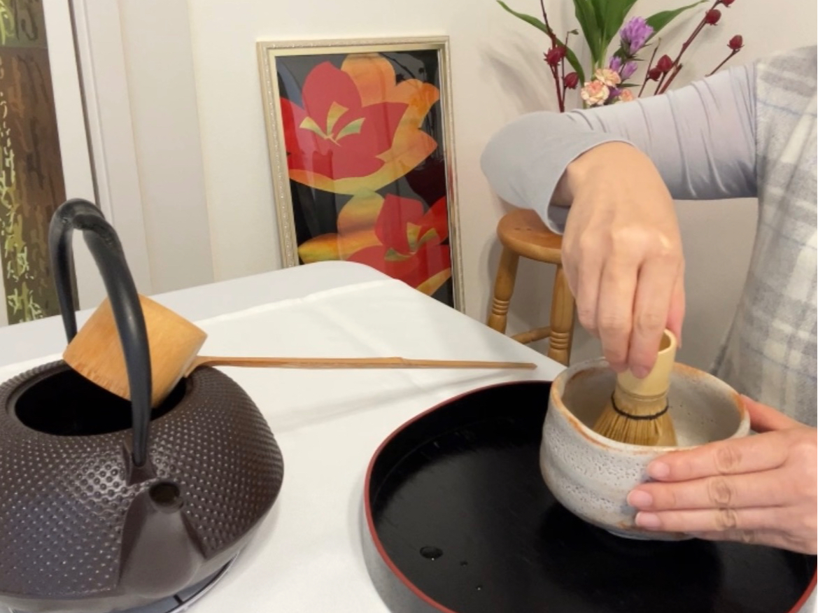 お抹茶を点てる「所作」により自然と呼吸が整い、 集中力と心の落ち落ち着きが同時に得られます。 これは「マインドフルネス効果」として科学的に注目されています。
