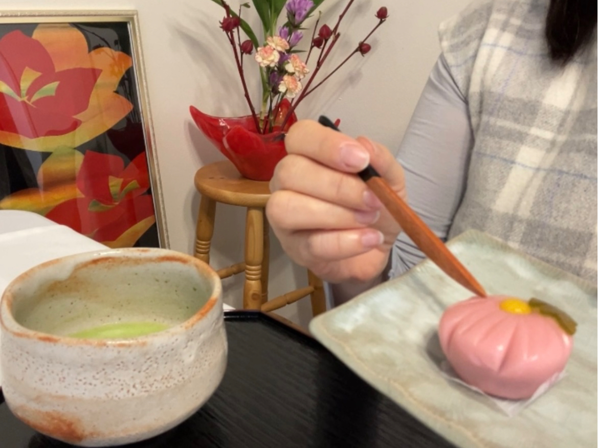 難しいお作法は省略したお抹茶体験ですので、気軽にご参加下さい。毎月変わる可愛らしい季節の上生菓子と一緒にご自分で点てたお抹茶をお召し上がり下さい♪