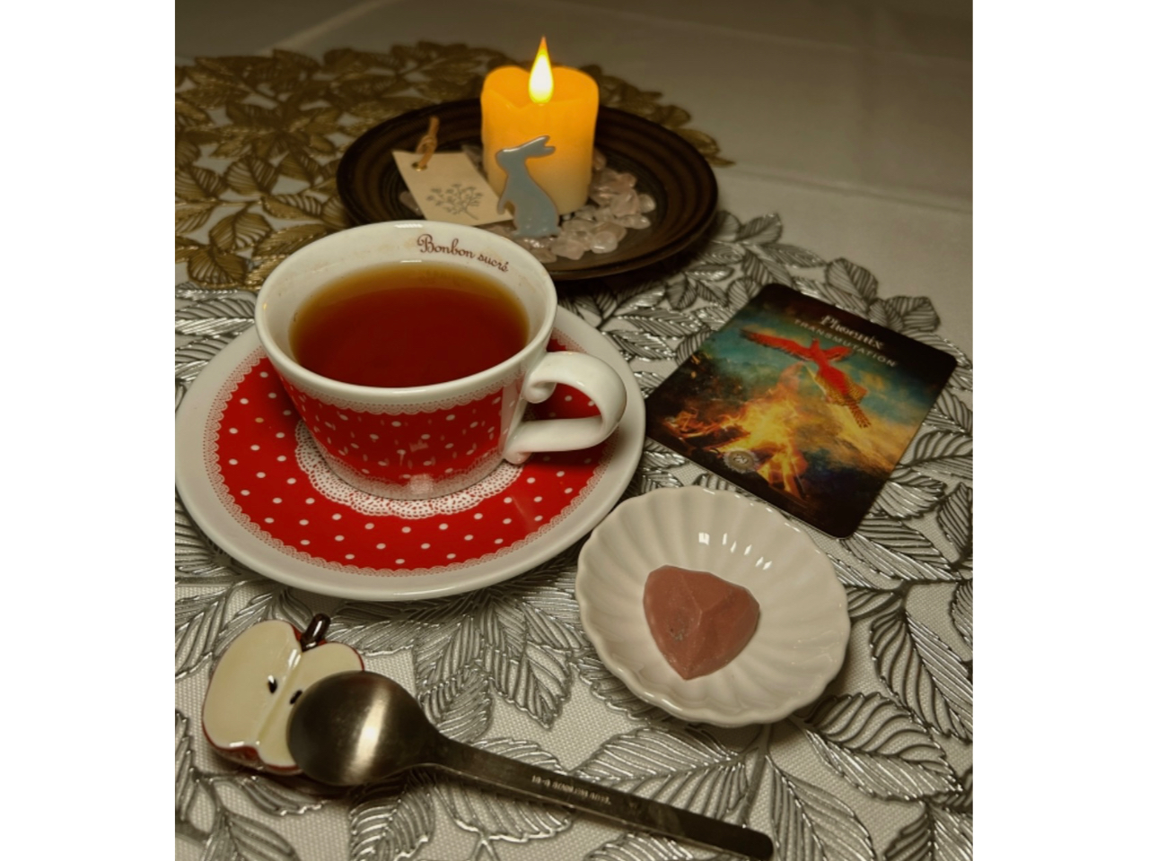 演奏後はサービスをご用意しています。「カカオに含まれる成分は、脳内ホルモンのバランスを整え心を穏やかに導きます」余韻に浸りながら紅茶とチョコをどうぞ♪