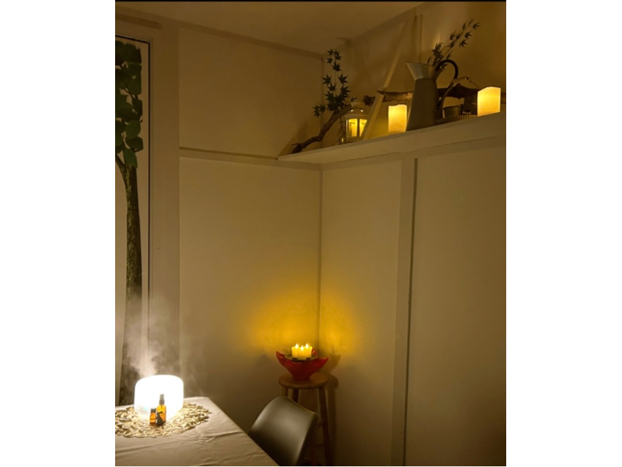 お抹茶体験後は、ガラリと雰囲気を変えて!! カーテンを閉めた薄暗い部屋の中、、、LEDキャンドルのやさしい灯りとアロマの香りに癒されます♪