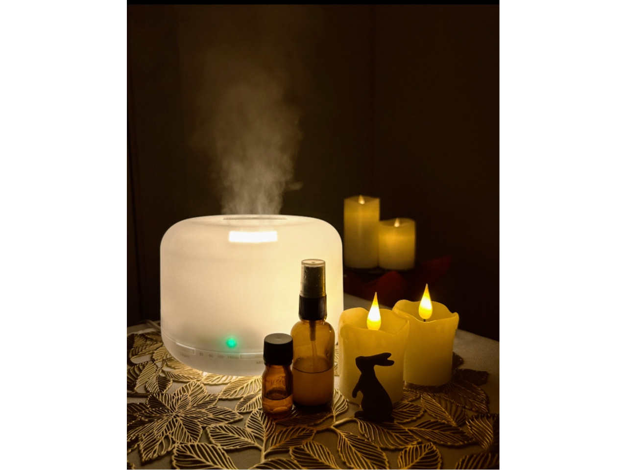 音色は脳波をアルファ波に導き、アロマは自律神経とホルモンバランスを整えます。アロマディフューザー・アロマキャンドル・アロマスプレーで香りの演出をしています。