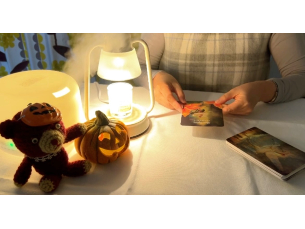 即興演奏の前にオラクルカードを引き、今のあなたへのメッセージを受け取ることができます。カードはあくまで気づきのきっかけとして、心にそっと寄り添う存在です。