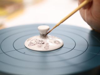 絵付けをしている様子です♪