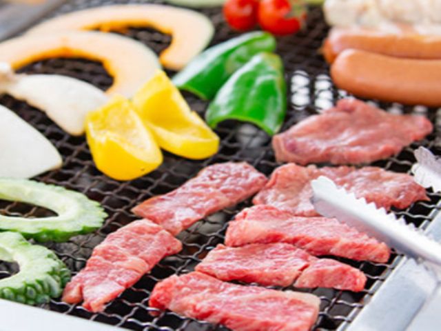 石垣島産【美崎牛】脂が良質で、胃もたれがしにくいと言われています。お野菜は島野菜をメインに使用しています。