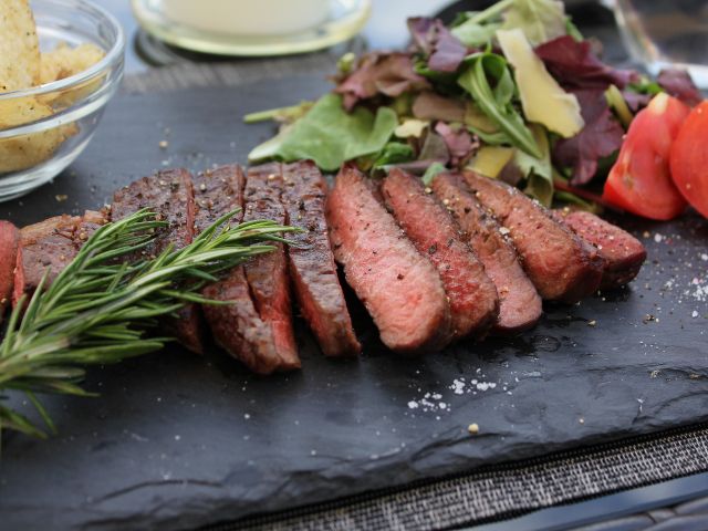 しっかりとした歯ごたえで上質なお肉が味わえます。焼き方のレクチャーはBBQインストラクターが行います!