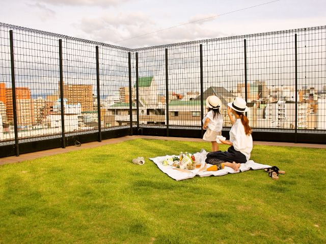 お子様連れでも安心!屋上に天然芝があるんです!寝転がったり、裸足で歩き回っても気持ちいい天然芝です。