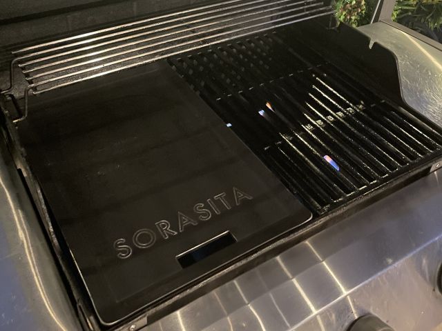 BBQグリルは半分が鉄板になっています。この鉄板は特注品で、お肉を柔らかくジューシーに焼いてくれます。また、やきそば等をお持ち込み頂ければ、お肉以外楽しめます!