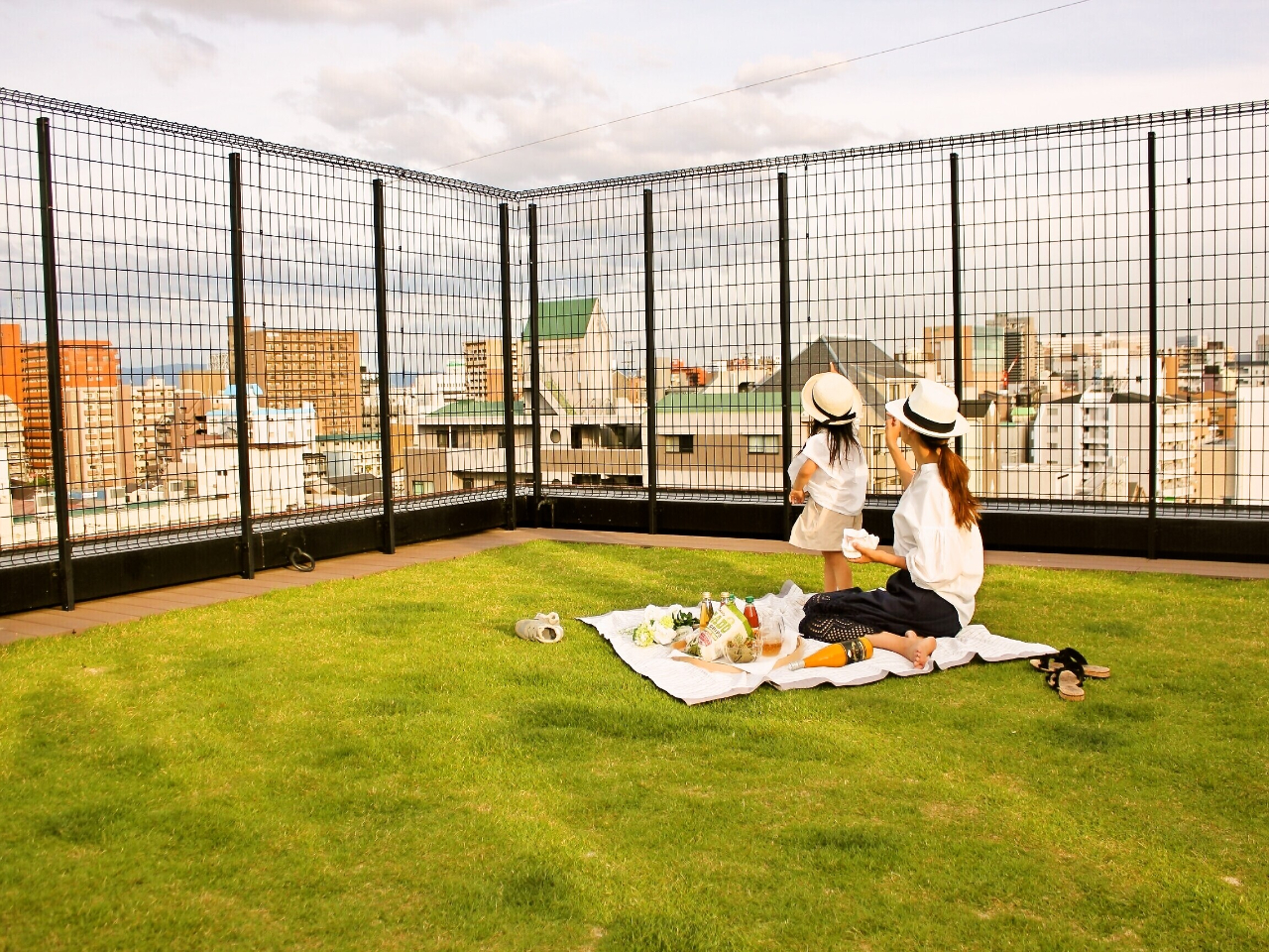 ビルの屋上には珍しい天然芝がございます。小さいお子様も大人もゆっくりとした時間をお過ごしいただけます。