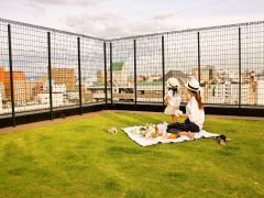 ビルの屋上には珍しい天然芝がございます。小さいお子様も大人もゆっくりとした時間をお過ごしいただけます。