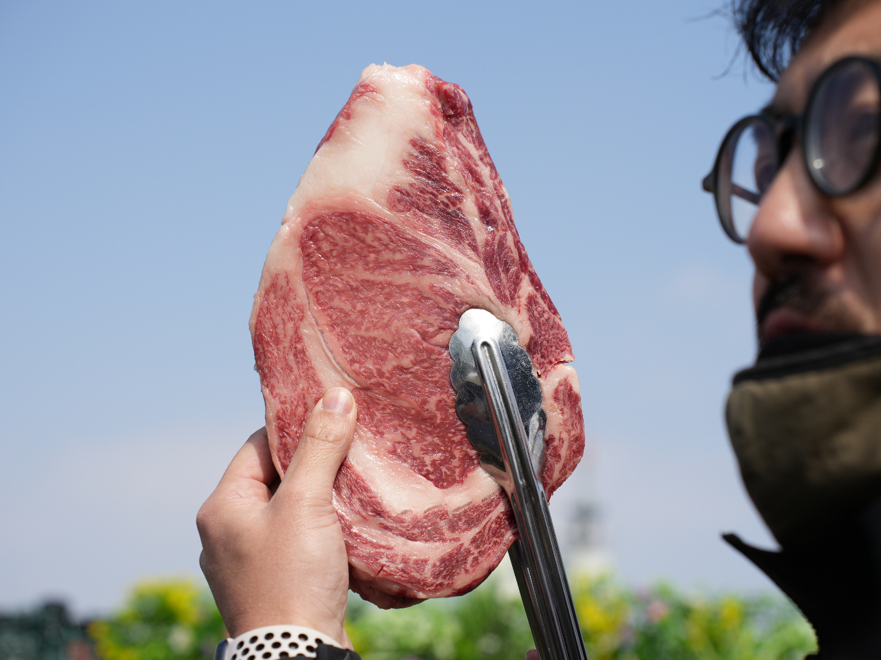 男性の顔と同じぐらいの大きなステーキ肉をそのままBBQグリルで丸焼きにして、塩コショウで食べると本当においしいんです!