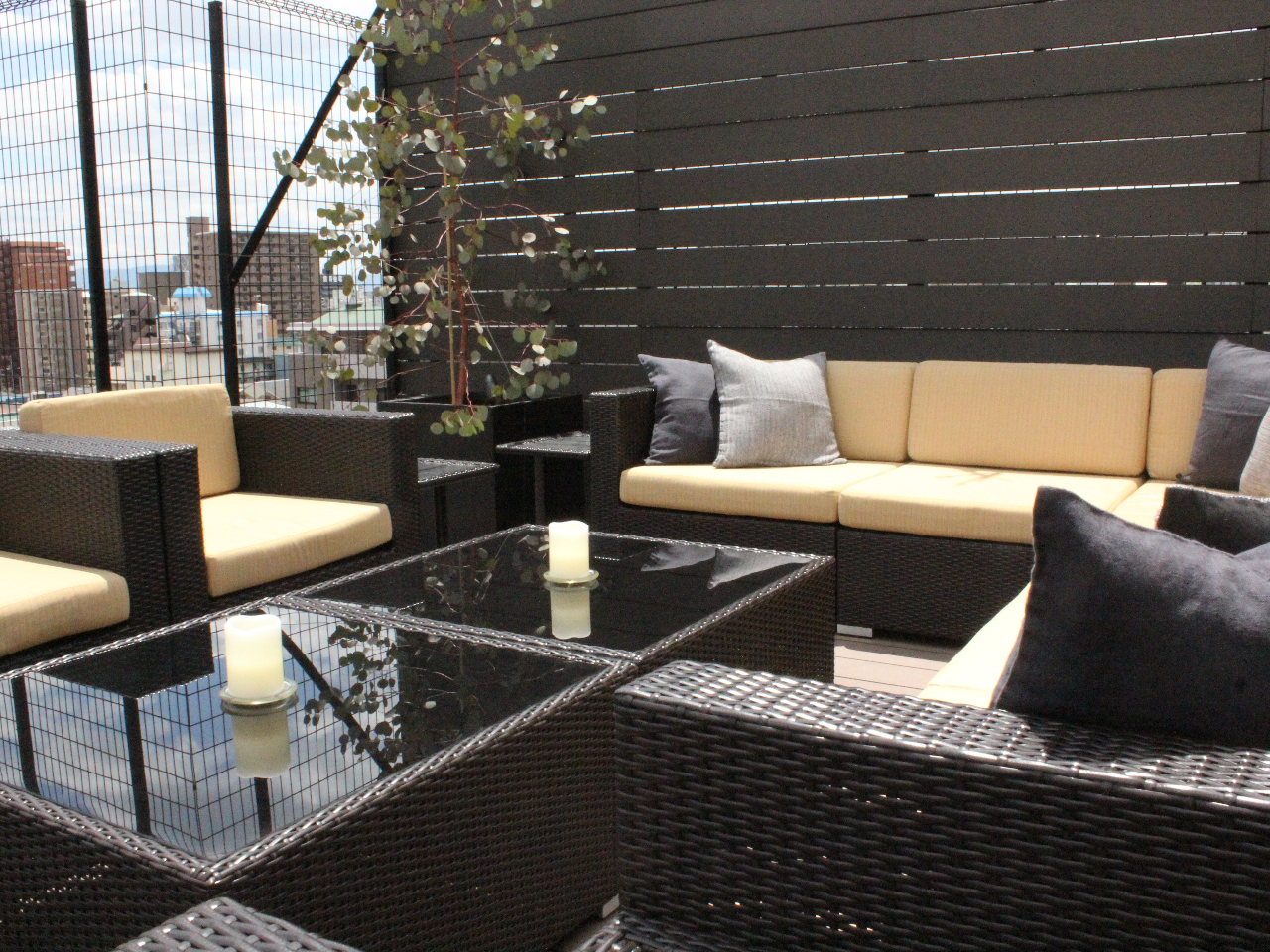 会場は開閉式の屋根がございますので、真夏でも涼しく、雨の日もぬれずにBBQが楽しめる会場です。ミスト設備やシンボルツリー等もございますのでお楽しみいただけます!