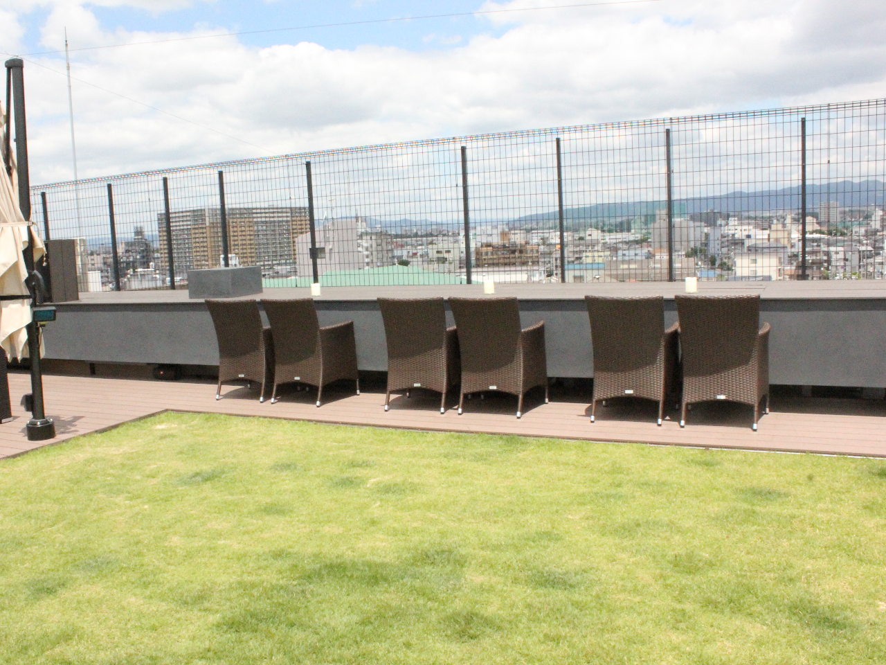 天然芝が屋上にはございます。青々とした芝生で寝転んだり、裸足で歩いたりする特別な体験が可能です。