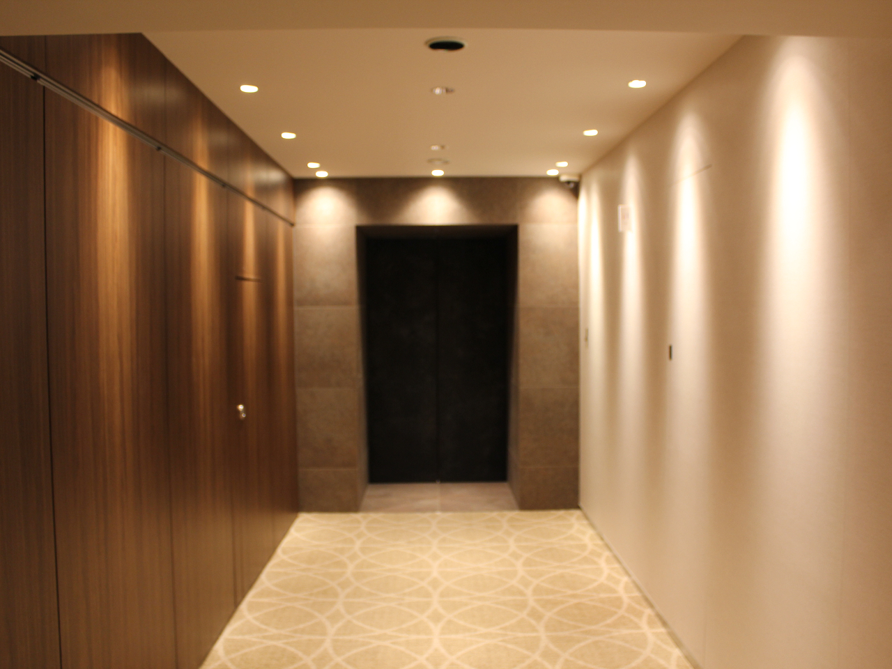 2階エントランス内の廊下です。このビルには実は秘密の設備がたくさんあるんです。詳細は来て頂いてからのお楽しみに!