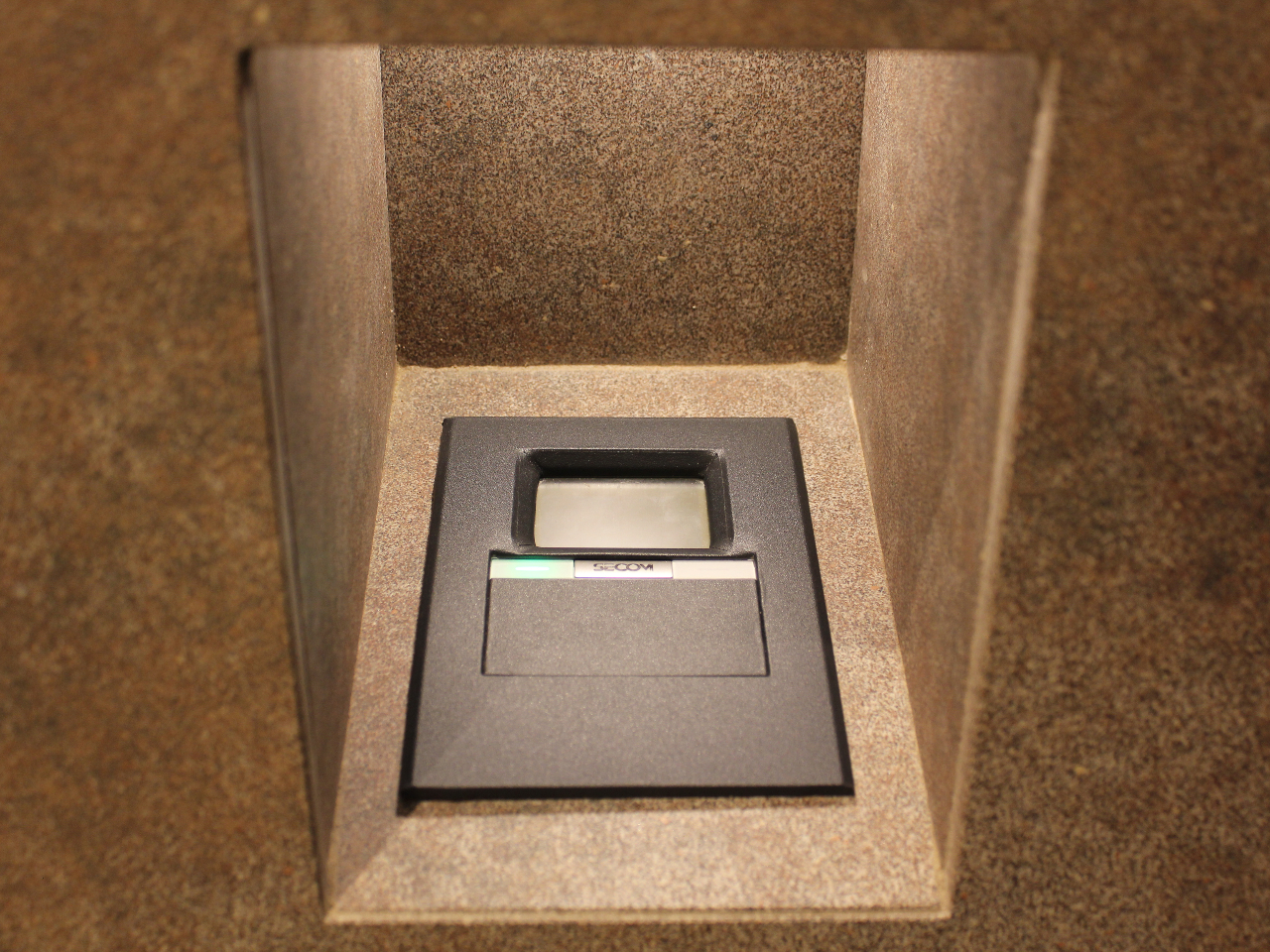 少しだけご紹介します。扉を開くためのパスワード端末です。開催中は開放しますが、至る所に隠された設備があり、まるでU●Jに来たような感覚になります。