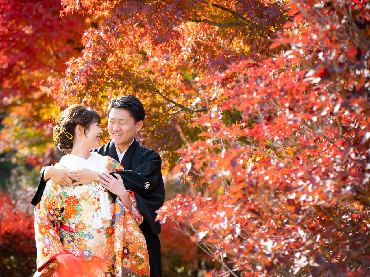富士山と紅葉のコントラストが素敵な紅葉フォトウェディング。