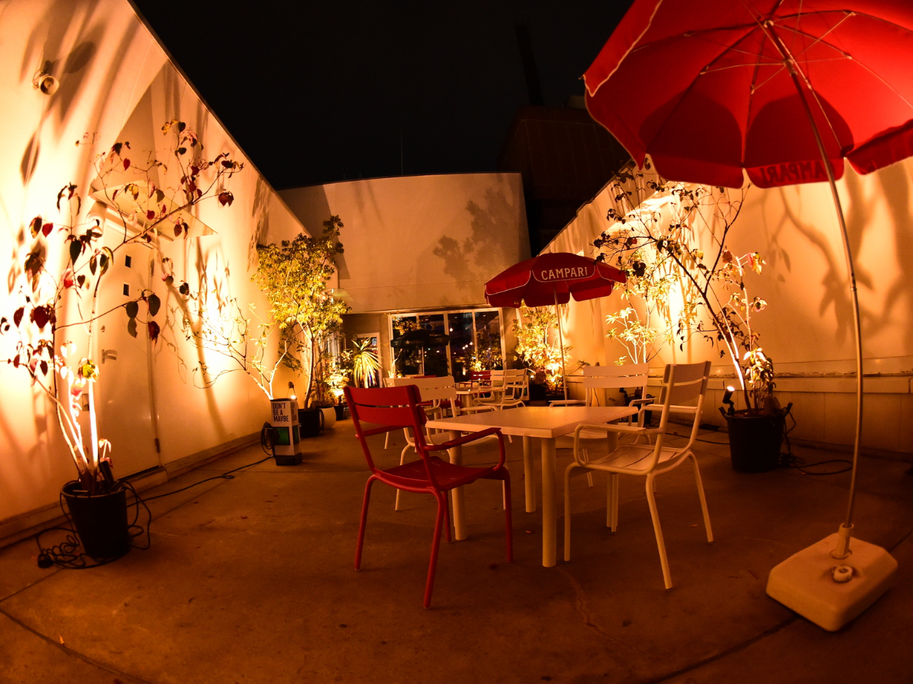 �e���X�G���A�͊J�������ӂ�ً�ԂƂȂ��Ă��܂��B������ł͉΂̒������^�o�R���\�Ȃ̂ŁA�i���҂̕������C�ɓ���̃X�y�[�X�ł��I