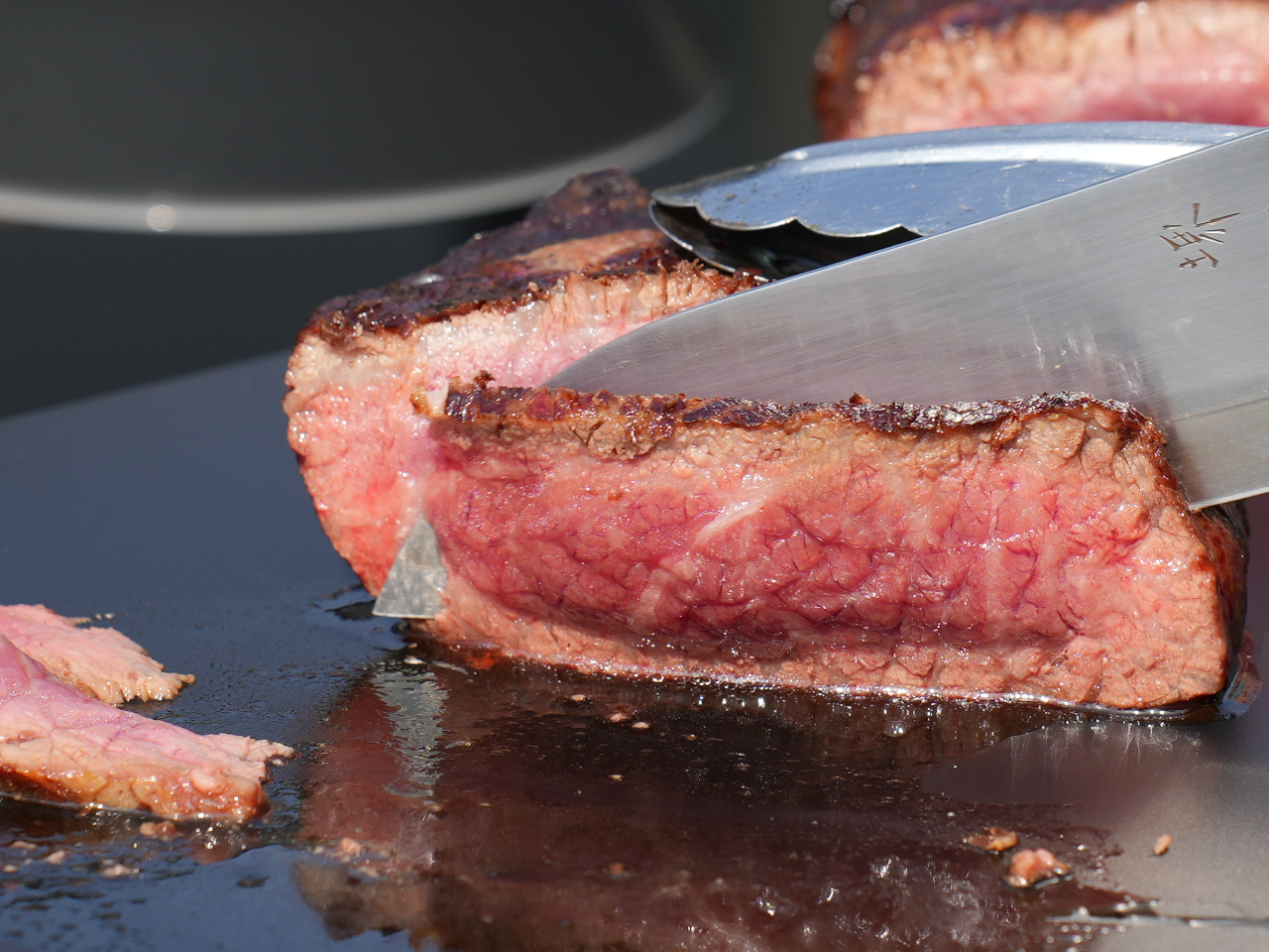 最高のお肉を最高の焼き方でお召し上がり頂きます。当会場にはBBQインストラクターがおりますので、焼き方のレクチャーを行います。初心者の方でもご安心ください!