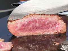上手に焼けたお肉は、外がカリっとして中がレア状態で焼きあがります。お好みによってミディアムやウェルダン状態まで仕上げる事が可能です。肉汁たっぷりで最高お肉です!