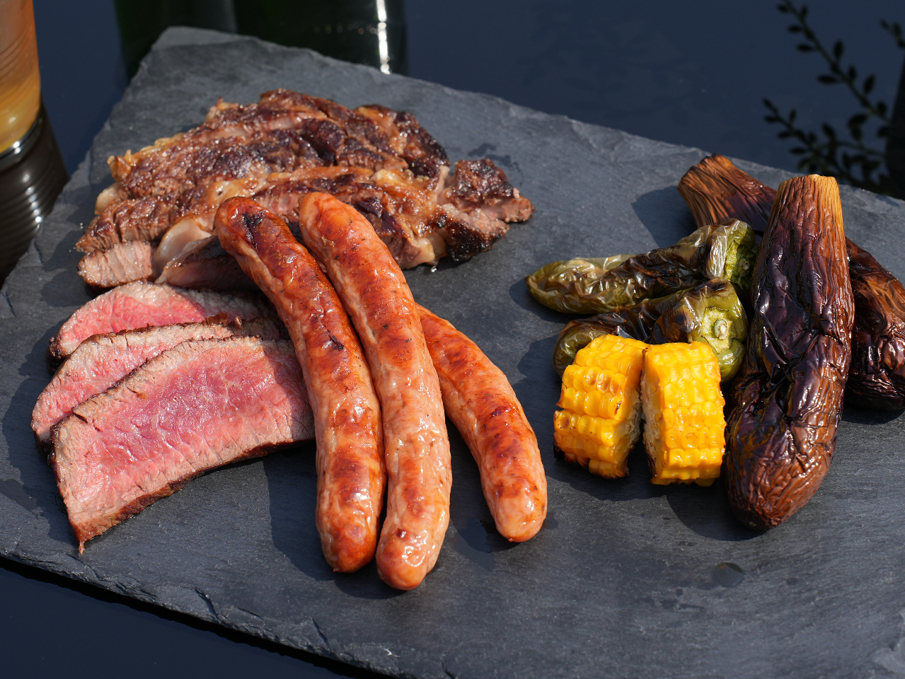 お肉もお野菜もお勧めは丸焼きです!当会場のBBQ専用グリルは、内部温度を循環させ、食材全体を蒸し焼きにする特徴があり、焼きあがった食材は甘みと凝縮された仕上がり