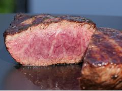 本格的なBBQは外側を少し焦がす程度に強火で焼き上げます。そうする事で中の肉汁が出る事を防ぎ、ジューシーで柔らかいお肉に仕上がります!