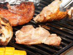 牛肉だけではなく、鶏肉やくんちゃまベーコンといった燻製のお肉もご準備しています。お肉はどれもかたまりで焼いて頂く事で、柔らかくジューシーなお肉に仕上がります!