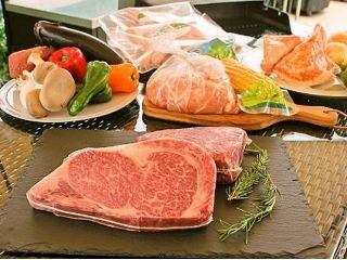 【松坂牛BBQプラン】 松坂牛内もも肉・黒毛和牛霜降りロース・くんちゃまベーコン・季節の焼き野菜等をご準備しております。