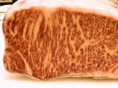 霜降りの松阪牛です。見るだけでも美しいお肉を、かたまりで豪快に焼いて頂きます。焼き方はBBQインストラクターがレクチャーしますので初心者の方でも安心!