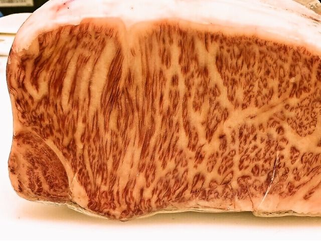 霜降りの松阪牛です。見るだけでも美しいお肉を、かたまりで豪快に焼いて頂きます。焼き方はBBQインストラクターがレクチャーしますので初心者の方でも安心!