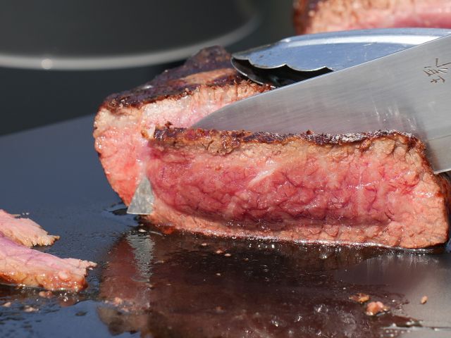 豪快にかたまりで焼いたお肉は中がレア状態!薄切りにしてお召し上がりください。お好みでミディアムやウェルダン状態に仕上げて頂く事も可能です!