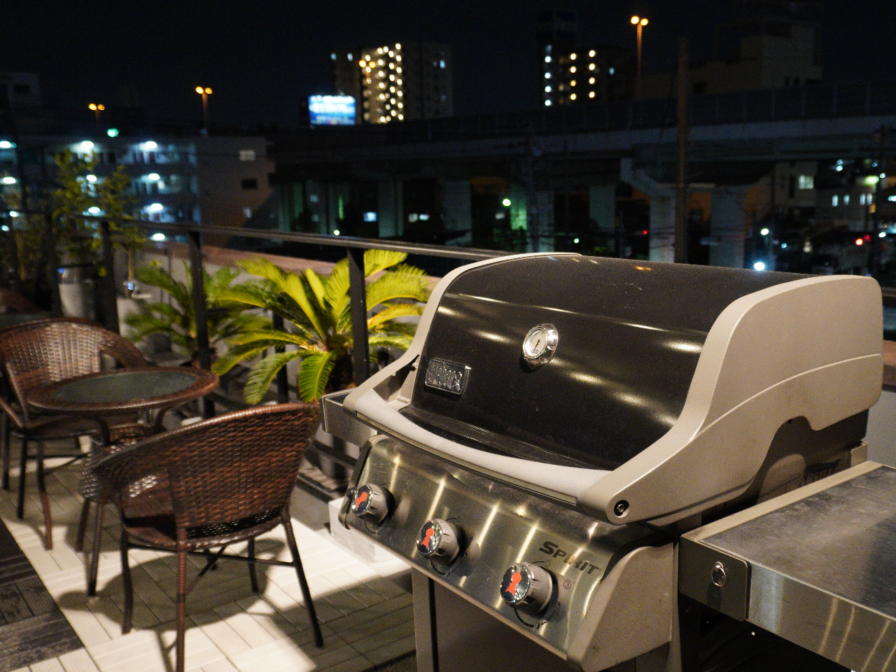 お肉とお野菜を美味しく焼き上げてくれるBBQグリルです。温度計があり200℃をキープして焼く事で食材本来の味をお楽しみいただけます!