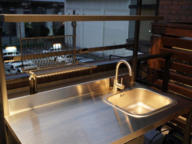 アウトドア用シンクを常設しています。また、同じフロア内にお手洗いがあるので、小さいお子様も安心してご来場ください!