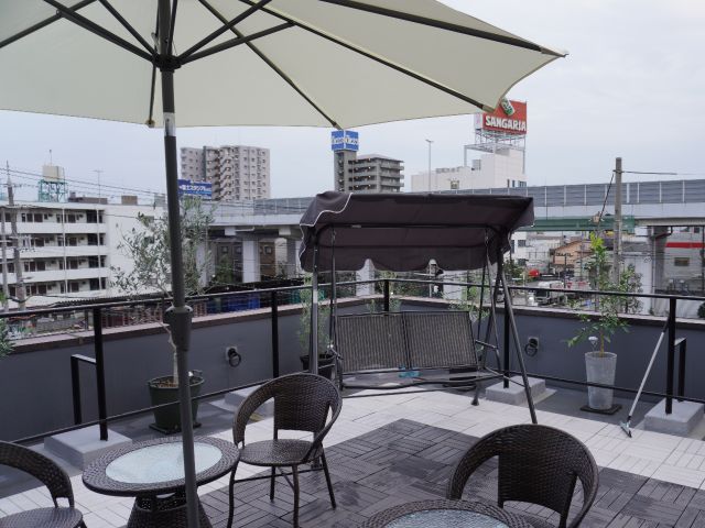 お昼の会場の様子です。アウトドアブランコがあり大人も子供も楽しめる会場です。