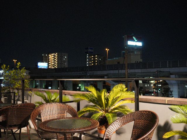 近くに阪神高速がありますが、少し離れているので自動車の音はほとんど聞こえません。静かな住宅街に会場がありますので、賑やかな市内とは違った雰お楽しみいただけます!