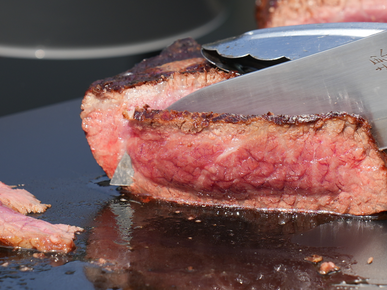 本来のBBQはお肉の外側を少し焦がします。そうする事で肉汁が逃げずに柔らかいお肉に仕上がります。写真はレア状態ですがお好みでミディアムやウェルダンでも最高です!