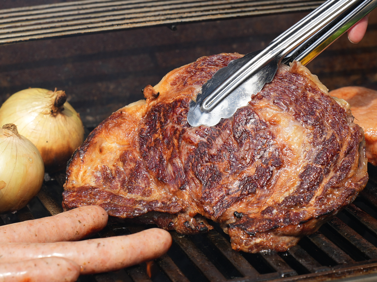しっかりとお肉の表面には焼き色が付くまで焼いて頂くのがベスト!焼き方はBBQインスタらくたーよりレクチャーを行いますのでご安心ください!