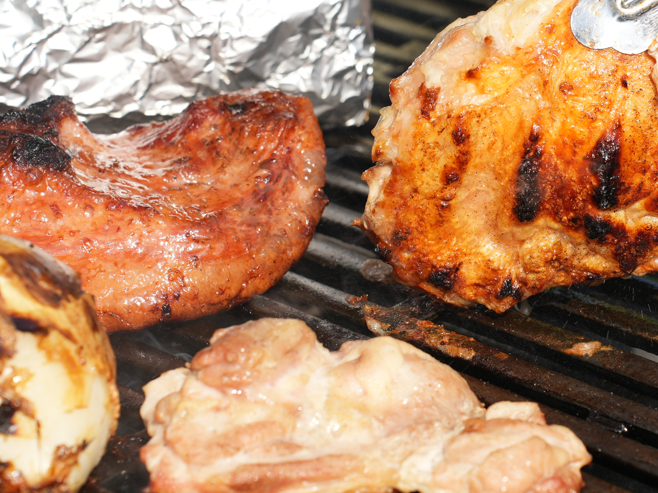 鶏肉やベーコンも丸焼きに!当会場のグリルは熱を循環し、お肉を最高の状態で焼き上げてくれます!食材本来の味が楽しめる本格的なBBQ体験をご提供します。